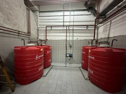 Atık yağ odasında tanklar ve boru hatları