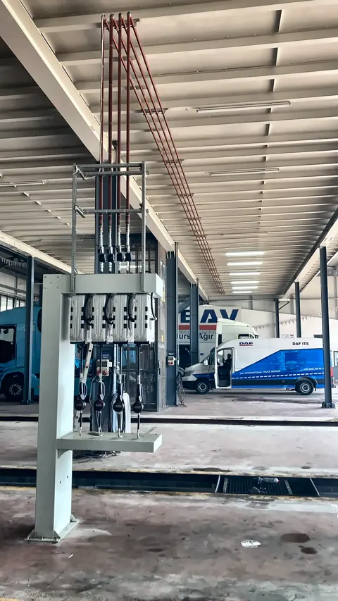 Ağır vasıta atölyesinde yağ dağıtım kolonu