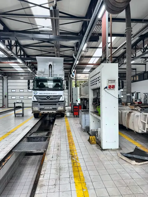 Ağır vasıta kanalı yanında yağ dağıtım istasyonu