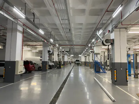 Uzun servis koridorunda tavana yakın monteli egzoz gazı tahliye makaraları