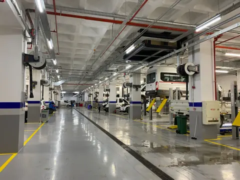 Yetkili servis atölyesinde sıralı egzoz gazı tahliye makaraları