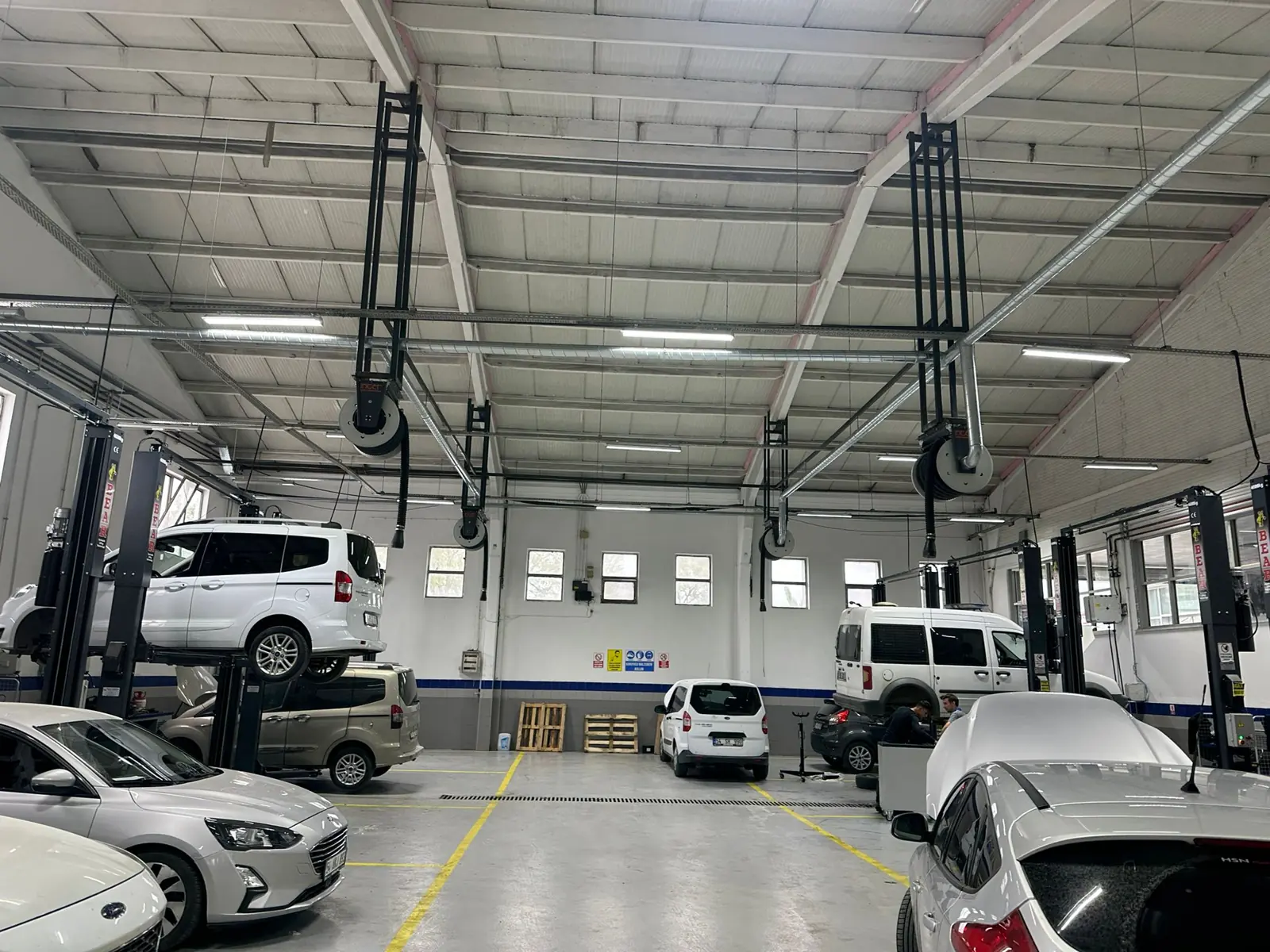 Lift sıraları boyunca kolonlara monteli egzoz makaraları