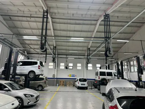 Lift sıraları boyunca kolonlara monteli egzoz makaraları