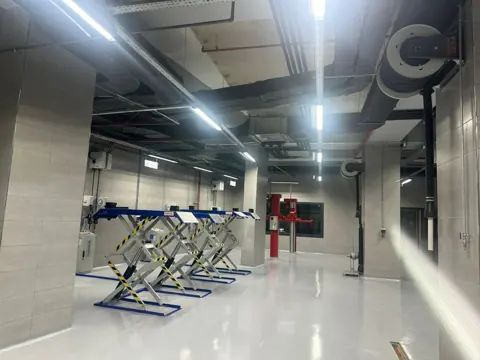 Makas liftli atölyede egzoz gazı tahliye makarası