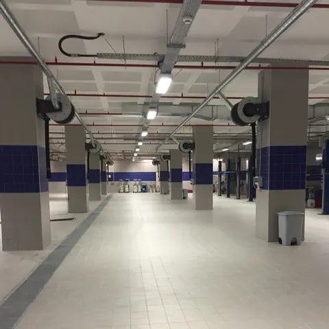 Atölye kolonlarına monteli egzoz gazı tahliye makaraları