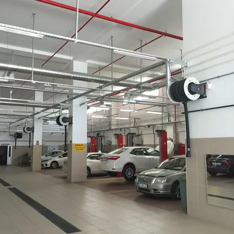 Lift başlarında sabit makaralı egzoz gazı tahliye sistemi