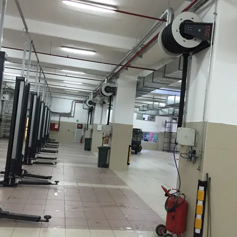 Atölye boyunca sıralı egzoz makaraları