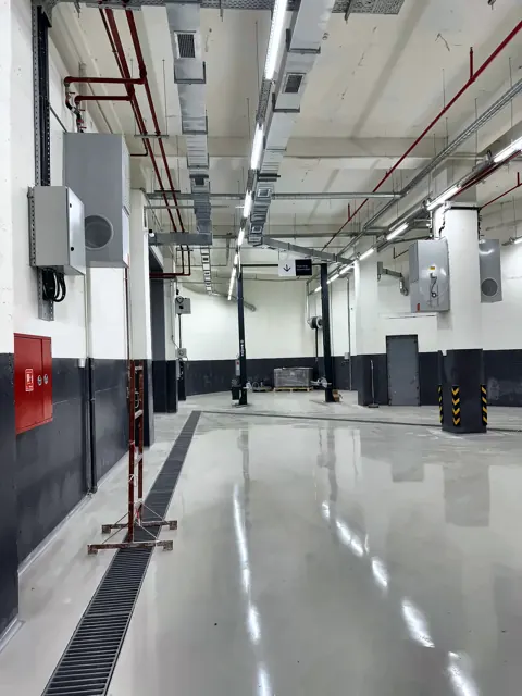 Yeni servis atölyesinde kolonlara monteli egzoz makaraları ve tavan tesisatı