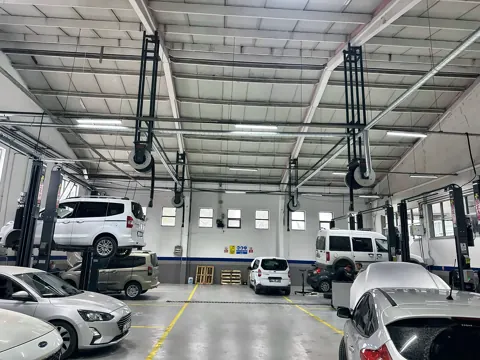 Çelik çatılı atölyede lift başlarına inen egzoz gazı tahliye hortumları