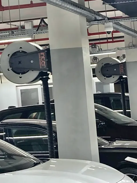 Kolonlara monteli egzoz makaraları ve lift sırası