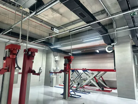 Makas liftli atölyede egzoz gazı tahliye makarası