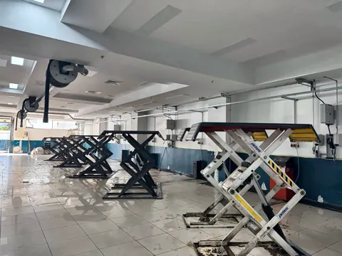 Makas liftlerin bulunduğu atölyede egzoz makarası