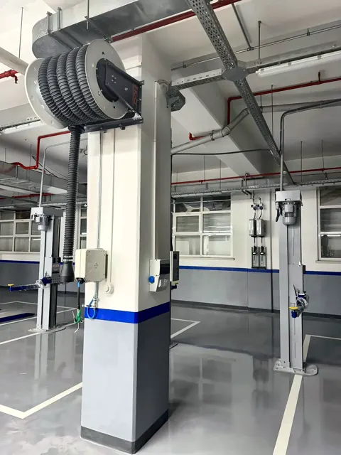 Kolon üzerinde egzoz makarası ve servis istasyonu