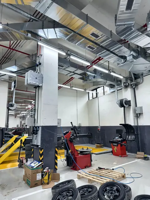 Servis alanında egzoz makarası ve kolon istasyonu