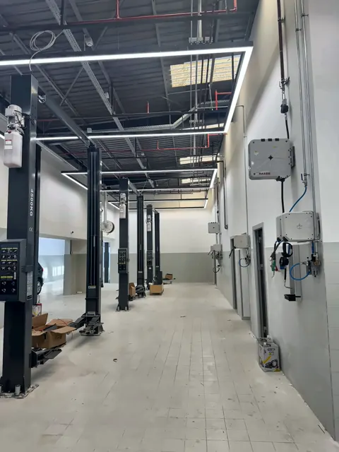 Yeni servis atölyesinde lift sırası ve duvar istasyonları