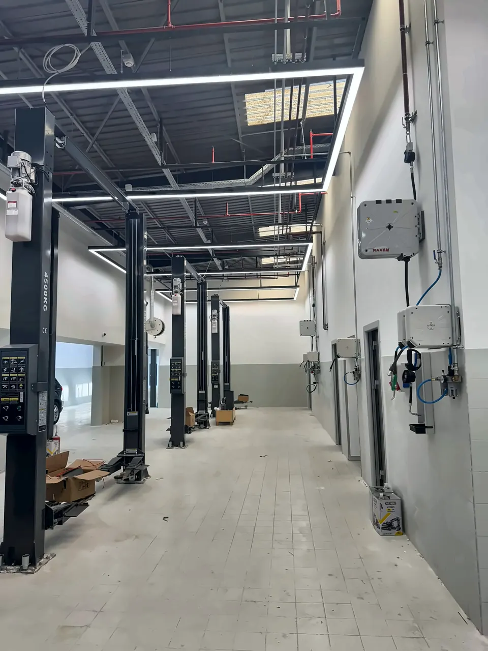 Yeni servis atölyesinde lift sırası ve duvar istasyonları