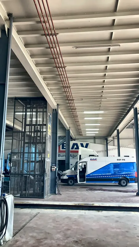 Ağır vasıta atölyesinde yağ dağıtım kolonu ve tesisat