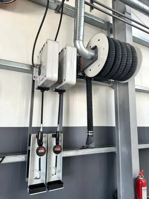 Yağ makaraları ve egzoz makarası aynı istasyonda