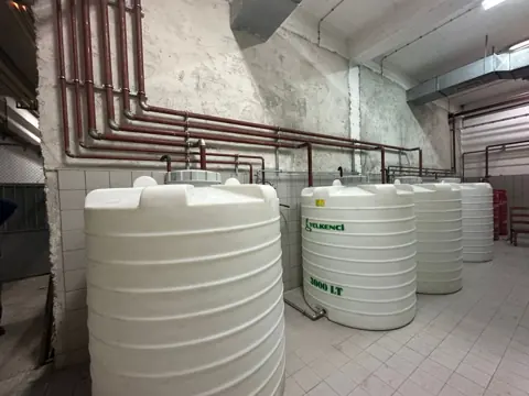 Yağ odasında dökme yağ tankları ve dolum hatları