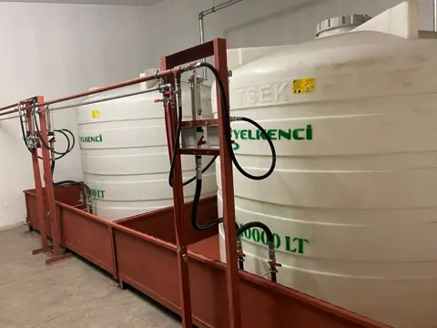 Yağ tankları, sızıntı havuzu ve pompa istasyonu