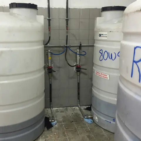 Tank çıkışlarında pompa ve hortum bağlantıları