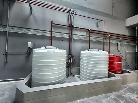 Sızıntı havuzu içinde yağ depolama tankları