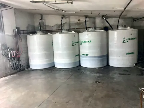 Yağ odasında dört depolama tankı