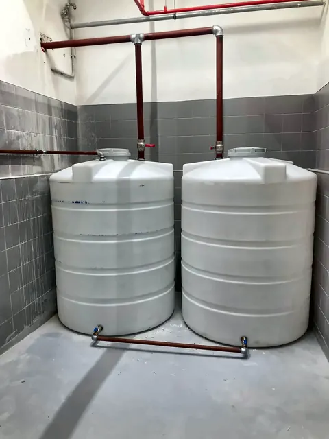 İki yağ tankı ve bağlantı hattı