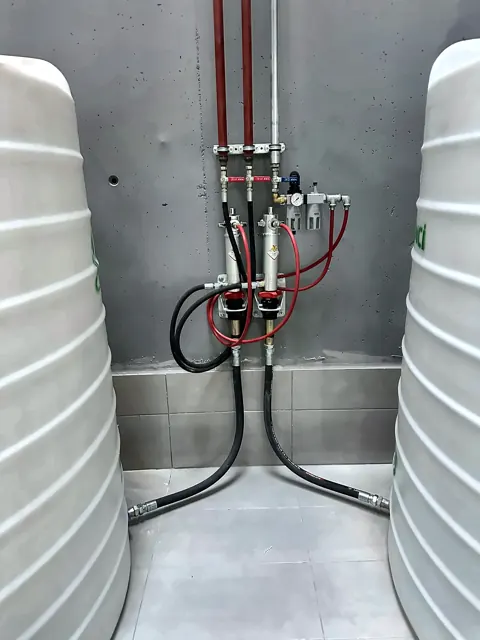 Tanklar arasında pnömatik pompa ve şartlandırıcı