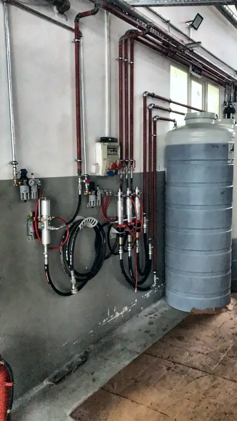 Tank yanında pompa istasyonu