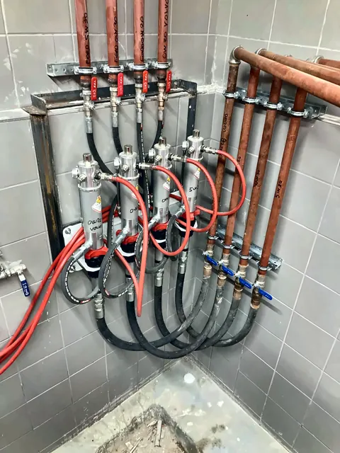 Pompa çıkışları, vanalar ve basınç hortumları
